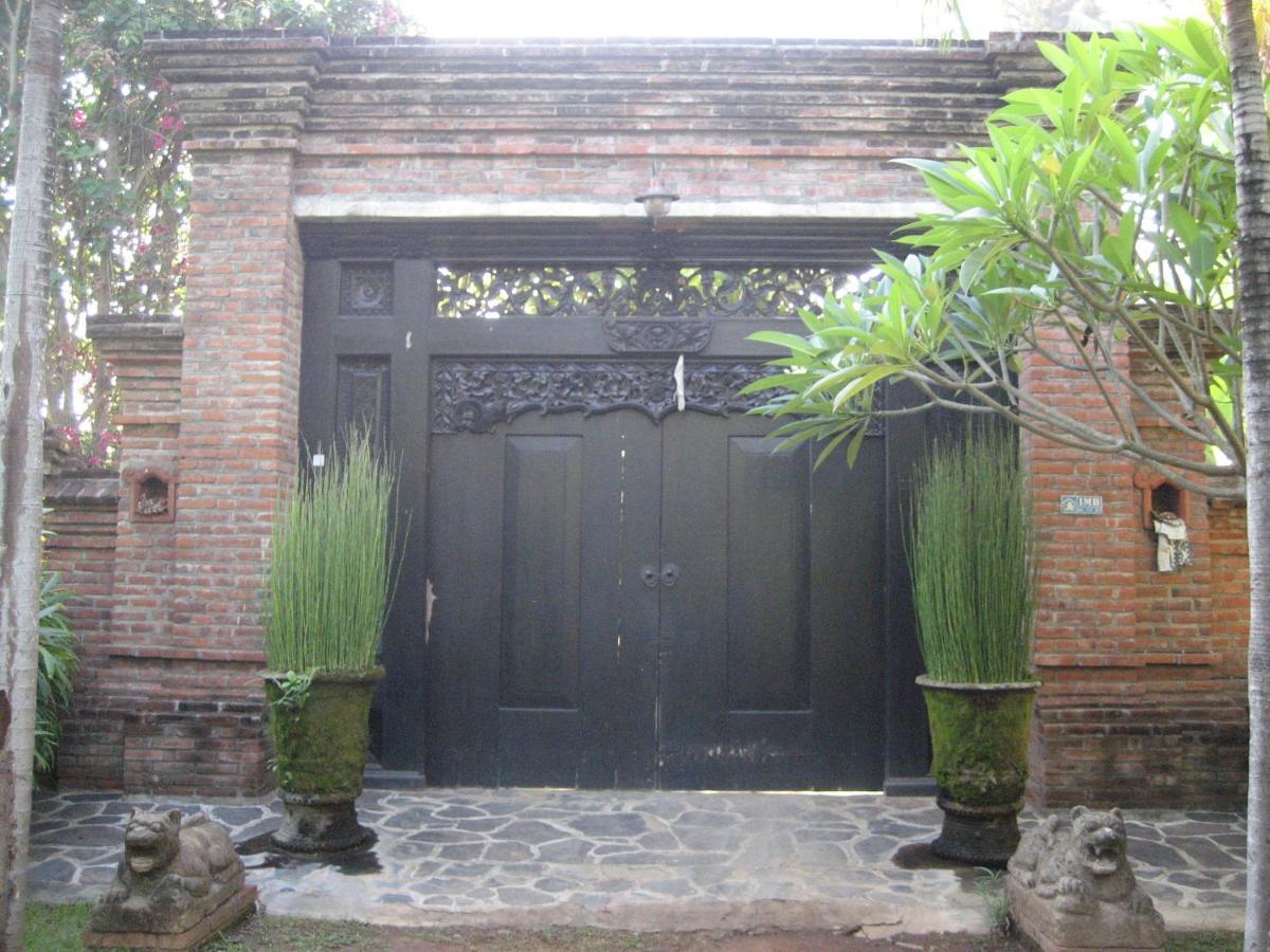Singko Lovina Bed & Breakfast Exterior photo